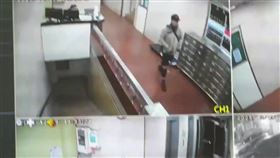 張文在商旅內製作25顆汽油彈，離開時帶著長刀、土製炸彈，上街無差別砍人。（圖／翻攝畫面）