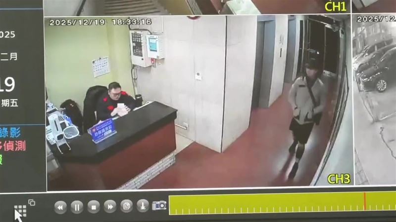 張文攜長刀、肩背汽油彈上街，離開商旅時還冷眼望向用餐的大樓保全。（圖／翻攝畫面）