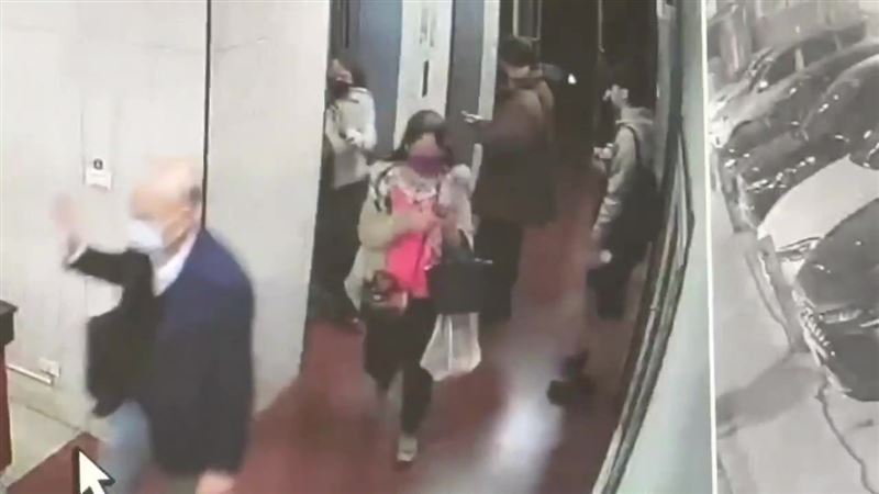 張文等電梯時和其他民眾擦肩而過，如今看來讓人不寒而慄。（圖／翻攝畫面）