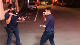 警察教大家如何用「戰術手電筒」對付拿刀的歹徒，被網友狂讚「全世界最強的防身術」。（圖／翻攝自爆料公社）