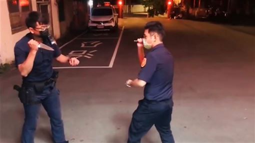 警察傳妙招對付持刀歹徒！網讚最強防身術