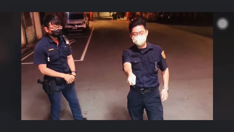 警察先拿出一把尖刀，示範如何判斷一個人會不會用刀。（圖／翻攝自爆料公社）