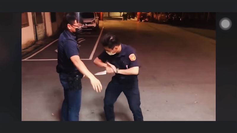 警察先拿出一把尖刀，示範如何判斷一個人會不會用刀。（圖／翻攝自爆料公社）