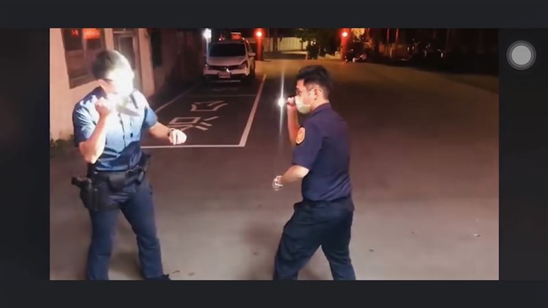 警察先用手電筒照歹徒眼睛，下秒卻用跑百米的速度拔腿逃跑。（圖／翻攝自爆料公社）