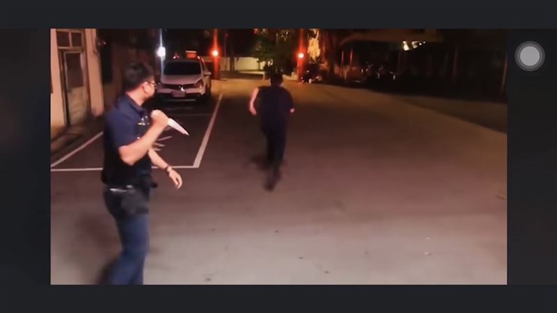警察先用手電筒照歹徒眼睛，下秒卻用跑百米的速度拔腿逃跑。（圖／翻攝自爆料公社）