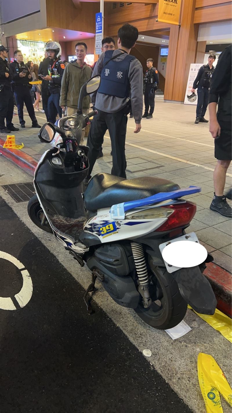 捷運中山站附近，機車騎士遭攻擊傷重不治。（圖／翻攝畫面）