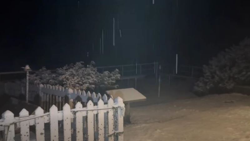 玉山清晨降雪，累積達2.5公分，現場畫面曝光。（圖／翻攝自「報天氣 - 中央氣象署」臉書）