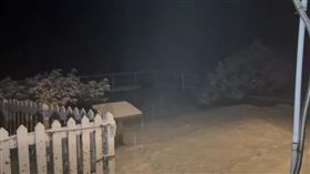 玉山清晨降雪，累積達2.5公分，現場畫面曝光。（圖／翻攝自「報天氣 - 中央氣象署」臉書）