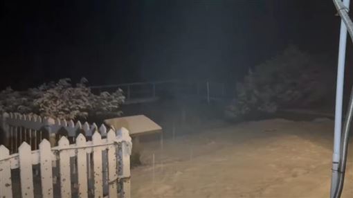 玉山清晨降雪達2.5公分　一片銀白畫面曝