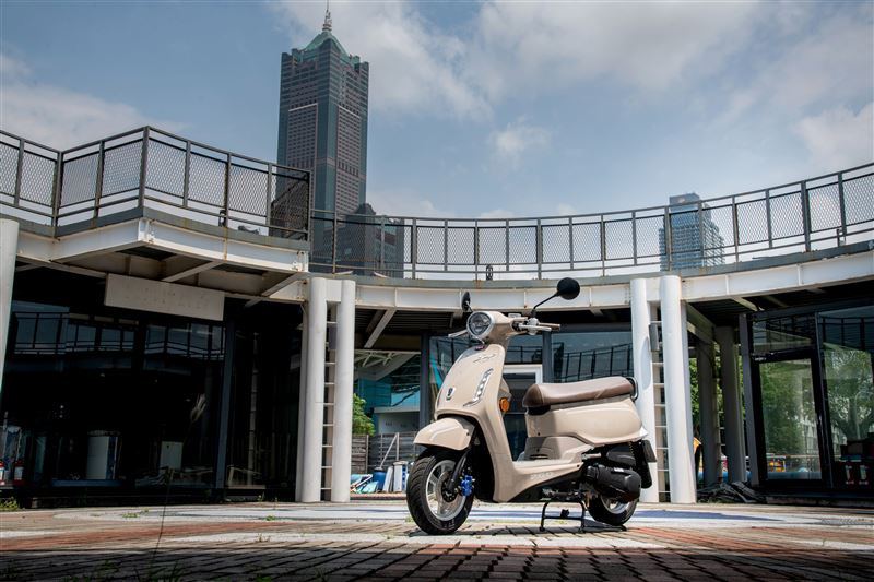 LED大燈強化照明,提升行車安全。(圖/PGO提供)