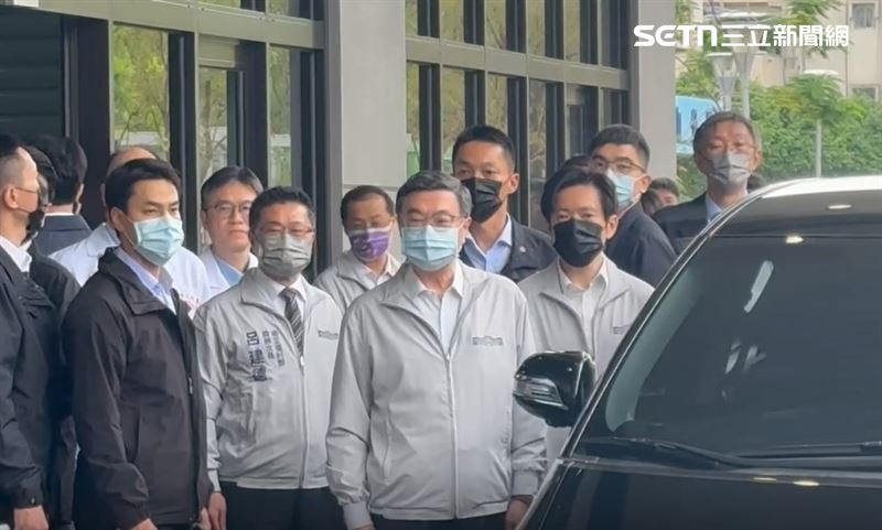 卓榮泰赴三軍總醫院松山分院探視傷者（圖／翻攝畫面）