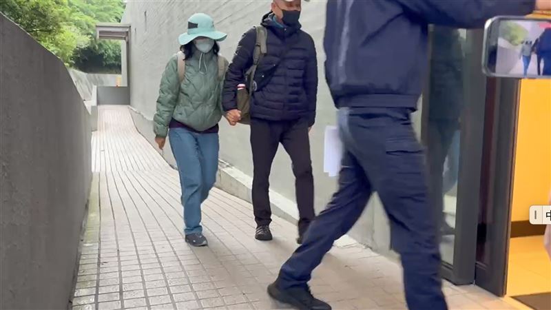 張文的父母低調現身。（圖／翻攝畫面）