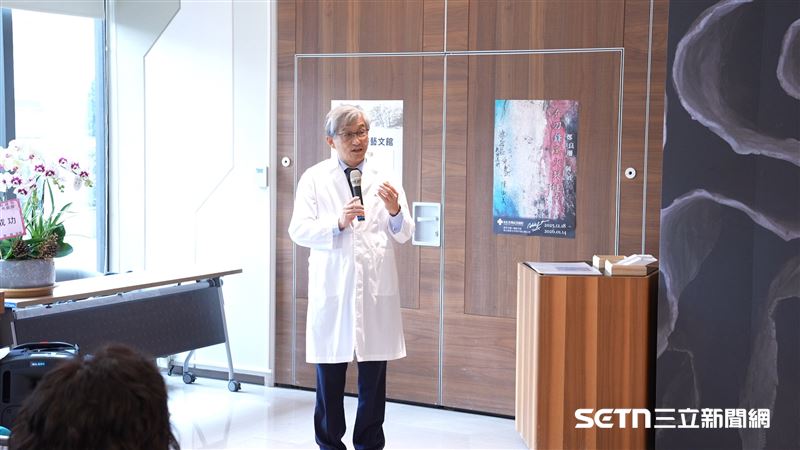 馬旭院長在致詞時感性表示，這場展覽是秀傳醫院人文精神的縮影。他觀察到鄭良珊醫師將手術刀下的理性，轉化成陶土中溫潤的慈悲，讓醫療空間不再只有病痛，更充滿了藝術的芬芳與暖意。馬院長認為，醫者的角色不只是修補生理的損傷，更是在脆弱的時刻提供心靈的依靠；透過這些凝結生命重量的作品，我們看見了一名外科醫師如何跨越職責，用藝術與大眾分享勇氣與平靜。（圖／院方提供）