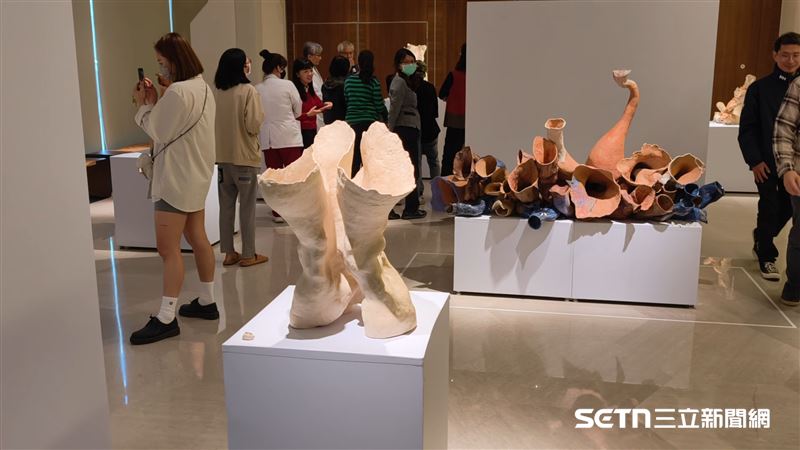 「對我而言，手術與創作都是以手為媒介，去探尋身體與內在存在的旅程。」鄭良珊醫師感性地道出心聲。當他將外科醫生的雙手投入陶藝，指尖的揉捏與推擠，彷彿在重新梳理30年醫學生涯留下的生命記憶。觀眾在作品中能深切感受到那份重量：即便遠離診間，手術室裡的呼吸節奏與對生命的敬畏，仍自然地滲透進陶土的紋理。這些作品帶給人們極大的療癒與共鳴，讓人看見傷痕後的重建不再是冰冷的修補，而是充滿溫度與靈魂的重生，彷彿在每一處壓痕中，都能觸碰到醫者守護生命的溫柔跳動。（圖／院方提供）