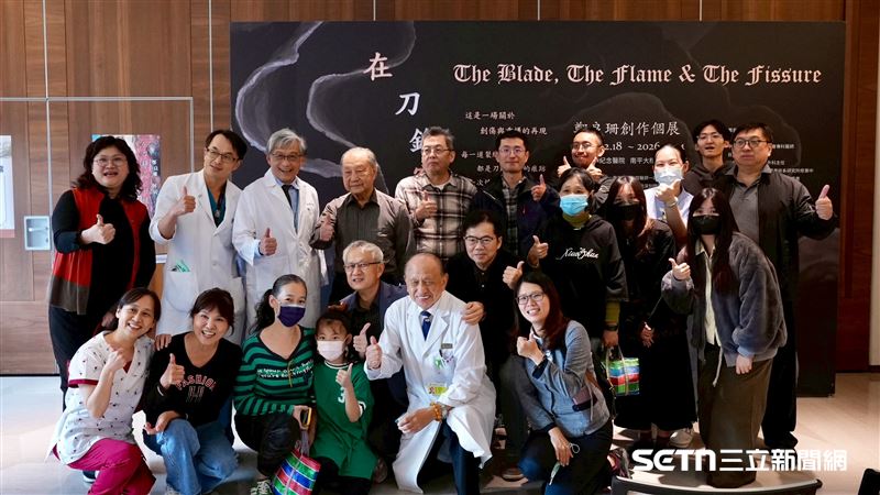 這場展出打破了醫病之間的冰冷界線，讓大眾看見一位外科醫師在追求完美的醫術之外，如何擁抱生命中的缺憾與裂縫。許多觀展者紛紛感嘆，這不僅是一場視覺的饗宴，更是一次關於勇氣與自我修復的心靈洗禮，讓我們在陶土與繪畫的純粹中，重新拾起對生命的熱愛與希望。（圖／院方提供）