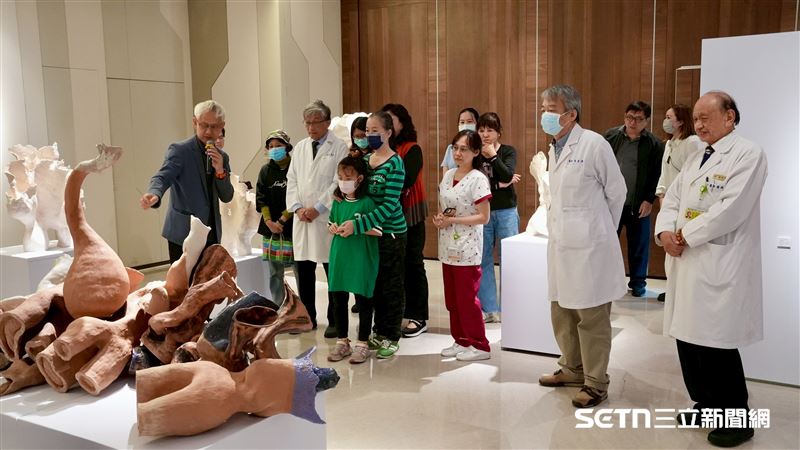 在台灣，許多醫師在專業領域外，更擁有深藏不露的「斜槓」靈魂，鄭良珊醫師正是其中的表率。他不只在整形外科展現精湛醫術，更將那份對細節的極致追求延伸至藝術創作。對他而言，斜槓並非跳脫專業，而是醫學與人文的完美共振。（圖／院方提供）