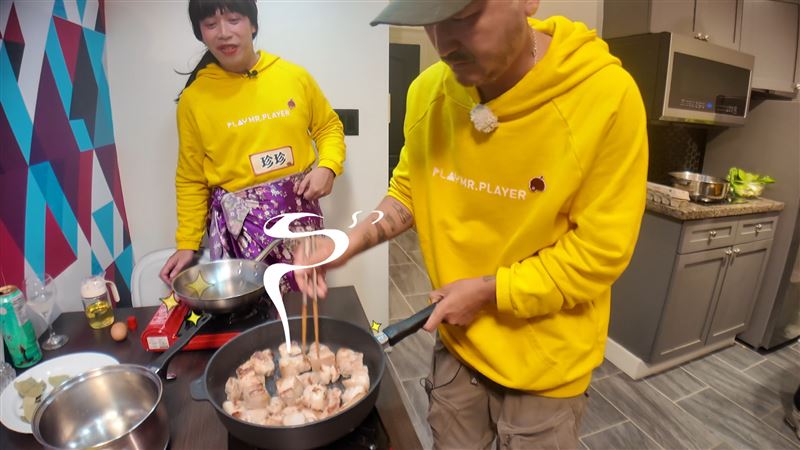 KID做「炕肉飯」，表示這是代表家鄉的味道。(圖／《綜藝玩很大》提供)