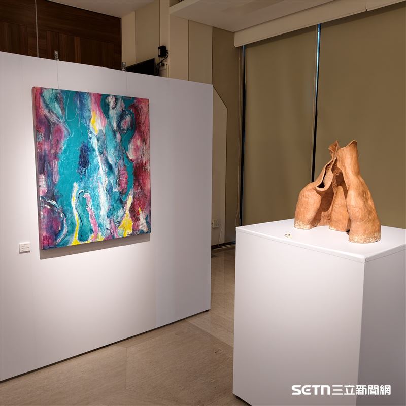 每一件陶作都像是一部微縮的生命史，觀者能從中讀取到醫者與傷口對話後的釋然與慈悲。這種具象與抽象交織的語彙，帶給大眾極致的震撼與沉思，讓人深刻領悟到，美並非來自無瑕，而是在經歷過刀鋒與火煉的淬煉後，依然能展現出那份不屈的韌性與純粹。這不僅是視覺的饗宴，更是一場洗滌心靈的感官旅程，讓人在藝術的共鳴中獲得溫柔的慰藉。（圖／院方提供）