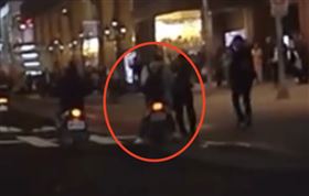 張文,中山商圈,北車,M7,37歲保全,蕭男,長刀,刺進胸口,連人帶車,倒下,最後身影（圖／翻攝自Threads @nic002699）