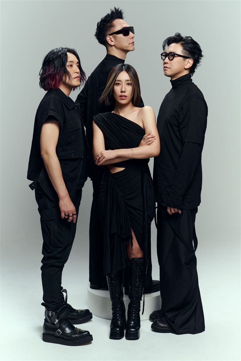 《2025苗栗耶誕城》小男孩樂團表演。(圖/電視台提供)