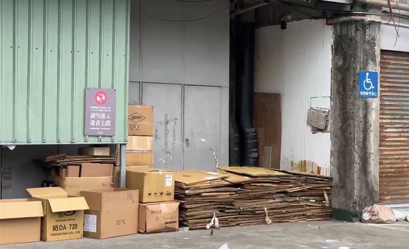誠品南西店後巷平常堆放大量紙箱，員工透露張文場勘前天已堆到人頭高，懷疑他想跳紙箱逃脫。(圖/翻攝畫面)