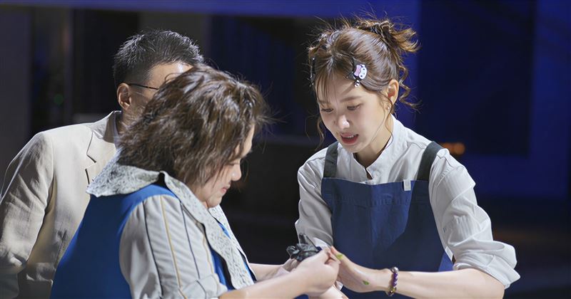 安心亞(右)意外切傷手爆血！鍾欣凌(左)立即上前關心。（圖／華視提供）