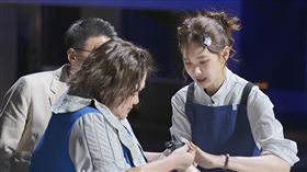 安心亞(右)意外切傷手爆血！鍾欣凌(左)立即上前關心。（圖／華視提供）