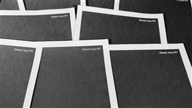 許多新公開的資料全被塗得黑成一片。（圖／美聯社／達志影像）