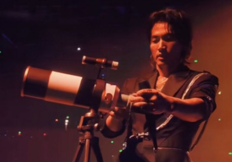 言承旭拿出流星項鍊高掛望遠鏡上，讓《流星花園》粉絲想起大S飾演的杉菜。（圖／翻攝自小紅書、微博）