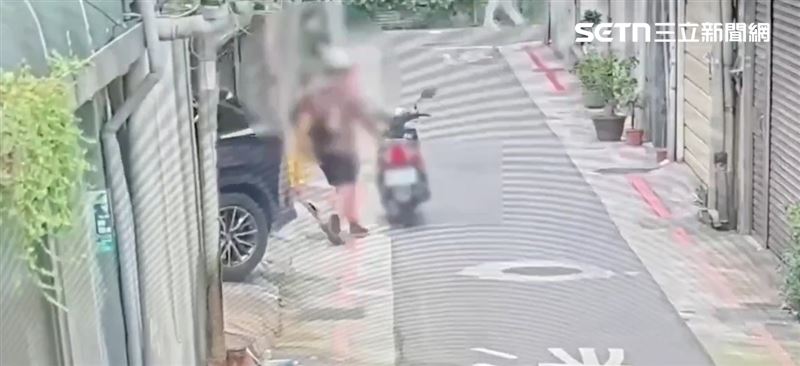 張文到北車犯案前，涉縱火燒毀汽機車畫面曝光。（圖／翻攝畫面）