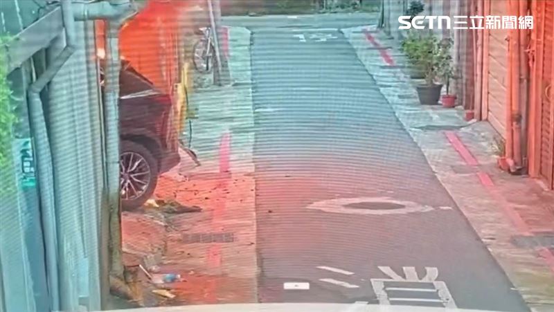 張文到北車犯案前，涉縱火燒毀汽機車畫面曝光。（圖／翻攝畫面）