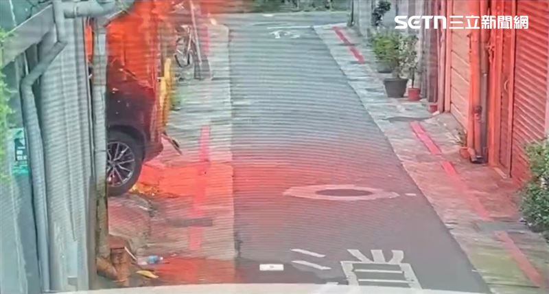 張文到北車犯案前，涉縱火燒毀汽機車畫面曝光。（圖／翻攝畫面）