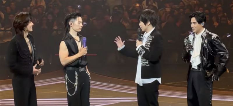 F4成員言承旭、吳建豪、周渝民與五月天阿信合體在上海舉辦演唱會。（圖／翻攝自小紅書、微博）