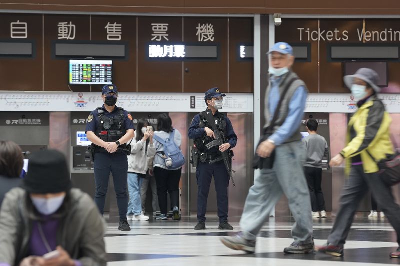 北捷台北車站、中山站周邊19日晚間接連發生投擲煙霧彈、嫌犯張文持刀隨機傷人案。警方20日在人潮密集的台北車站大廳持槍戒備