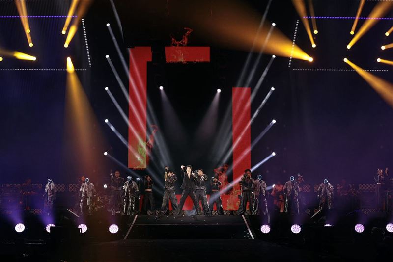 王力宏成都演唱會驚動馬斯克(Elon Musk)!AI 機器人同台掀科技圈熱議。(圖/翻攝自X)