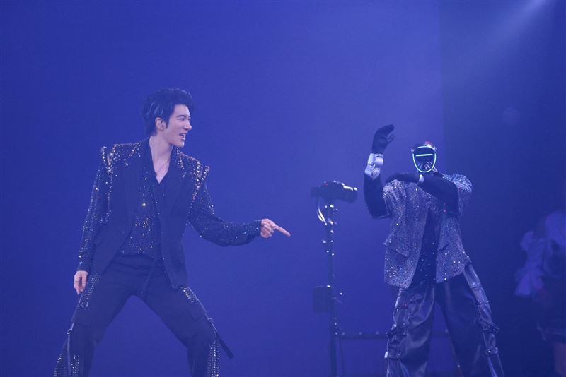 王力宏成都演唱會驚動馬斯克(Elon Musk)!AI 機器人同台掀科技圈熱議。(圖/翻攝自X)