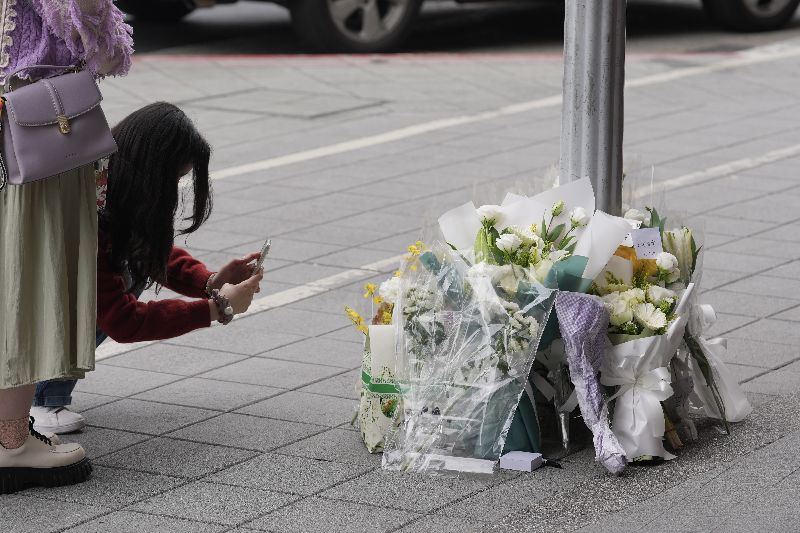 20日位於中山站外案發地誠品南西店外，民眾放置鮮花哀悼。UG擺放飲料惹議。（圖／中央社）
