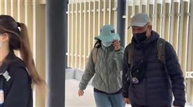 張文的遺體相驗結束後，其父母迅速搭上警車離開。（圖／翻攝畫面）