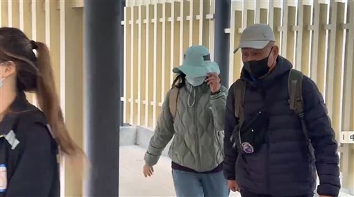 張文遺體相驗完畢　父母神情凝重無言離開