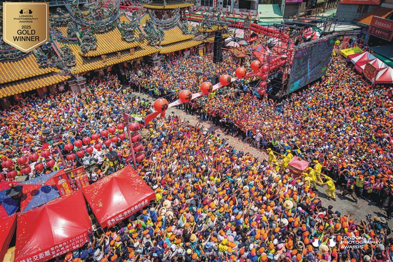 北港媽祖、白沙屯媽祖顯靈了？！助文具店老闆蔡奇璋拍台灣「北港進香」、「朝聖大道」、「北港朝天宮迎媽祖」等作品，奪得11面世界攝影金牌。（圖／蔡奇璋提供）