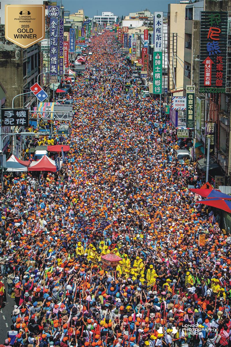 北港媽祖、白沙屯媽祖顯靈了？！助文具店老闆蔡奇璋拍台灣「北港進香」、「朝聖大道」、「北港朝天宮迎媽祖」等作品，奪得11面世界攝影金牌。（圖／蔡奇璋提供）