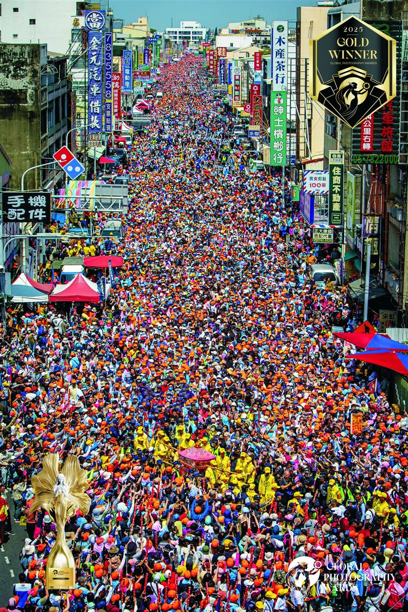 北港媽祖、白沙屯媽祖顯靈了？！助文具店老闆蔡奇璋拍台灣「北港進香」、「朝聖大道」、「北港朝天宮迎媽祖」等作品，奪得11面世界攝影金牌。（圖／蔡奇璋提供）