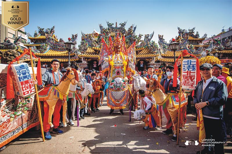 北港媽祖、白沙屯媽祖顯靈了？！助文具店老闆蔡奇璋拍台灣「北港進香」、「朝聖大道」、「北港朝天宮迎媽祖」等作品，奪得11面世界攝影金牌。（圖／蔡奇璋提供）