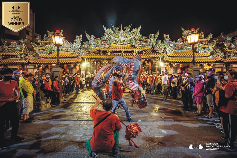 北港媽祖、白沙屯媽祖顯靈了？！助文具店老闆蔡奇璋拍台灣「北港進香」、「朝聖大道」、「北港朝天宮迎媽祖」等作品，奪得11面世界攝影金牌。（圖／蔡奇璋提供）