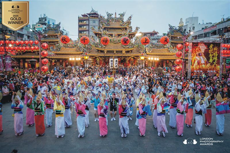 北港媽祖、白沙屯媽祖顯靈了？！助文具店老闆蔡奇璋拍台灣「北港進香」、「朝聖大道」、「北港朝天宮迎媽祖」等作品，奪得11面世界攝影金牌。（圖／蔡奇璋提供）