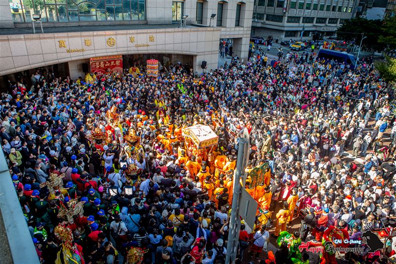 北港媽祖、白沙屯媽祖顯靈了？！助文具店老闆蔡奇璋拍台灣「北港進香」、「朝聖大道」、「北港朝天宮迎媽祖」等作品，奪得11面世界攝影金牌。圖為北港朝天宮媽祖北上青山宮作客。（圖／蔡奇璋提供）