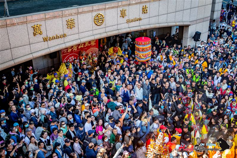 北港媽祖、白沙屯媽祖顯靈了？！助文具店老闆蔡奇璋拍台灣「北港進香」、「朝聖大道」、「北港朝天宮迎媽祖」等作品，奪得11面世界攝影金牌。圖為北港朝天宮媽祖北上青山宮作客。（圖／蔡奇璋提供）