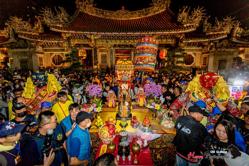 北港媽祖、白沙屯媽祖顯靈了？！助文具店老闆蔡奇璋拍台灣「北港進香」、「朝聖大道」、「北港朝天宮迎媽祖」等作品，奪得11面世界攝影金牌。（圖／蔡奇璋提供）