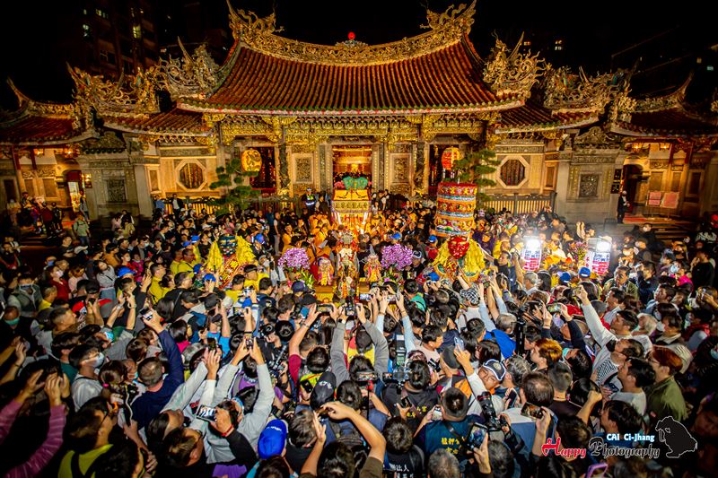 北港媽祖、白沙屯媽祖顯靈了？！助文具店老闆蔡奇璋拍台灣「北港進香」、「朝聖大道」、「北港朝天宮迎媽祖」等作品，奪得11面世界攝影金牌。（圖／蔡奇璋提供）