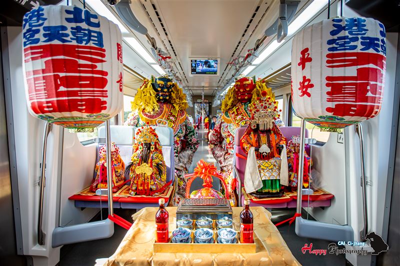 北港媽祖、白沙屯媽祖顯靈了？！助文具店老闆蔡奇璋拍台灣「北港進香」、「朝聖大道」、「北港朝天宮迎媽祖」等作品，奪得11面世界攝影金牌。圖為北港朝天宮媽祖北上青山宮作客。（圖／蔡奇璋提供）